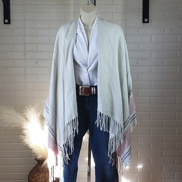 NWT Siizu 100% Viscose Poncho Wrap One Size Creamy Gray Black and Pink - Picture 1 of 4